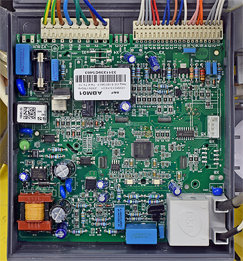 fr domicondens he26c 726683 pcb in situ.jpg